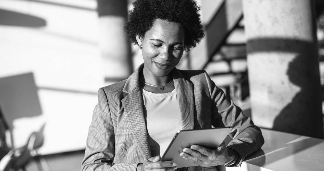 A woman looking at market information on her screen